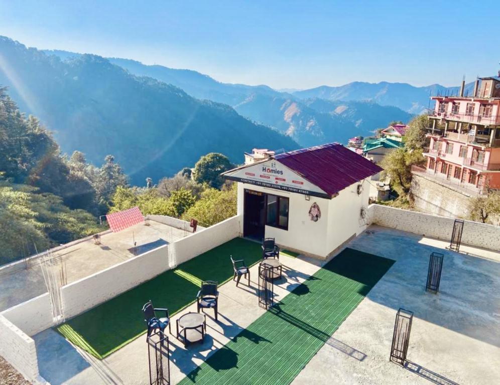 ein Resort mit Bergblick in der Unterkunft Boho Regency in Shimla