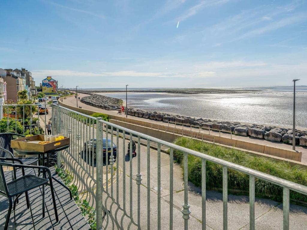 balcón con vistas a la playa y al océano en 5 Bed in Morecambe 87639, en Heysham