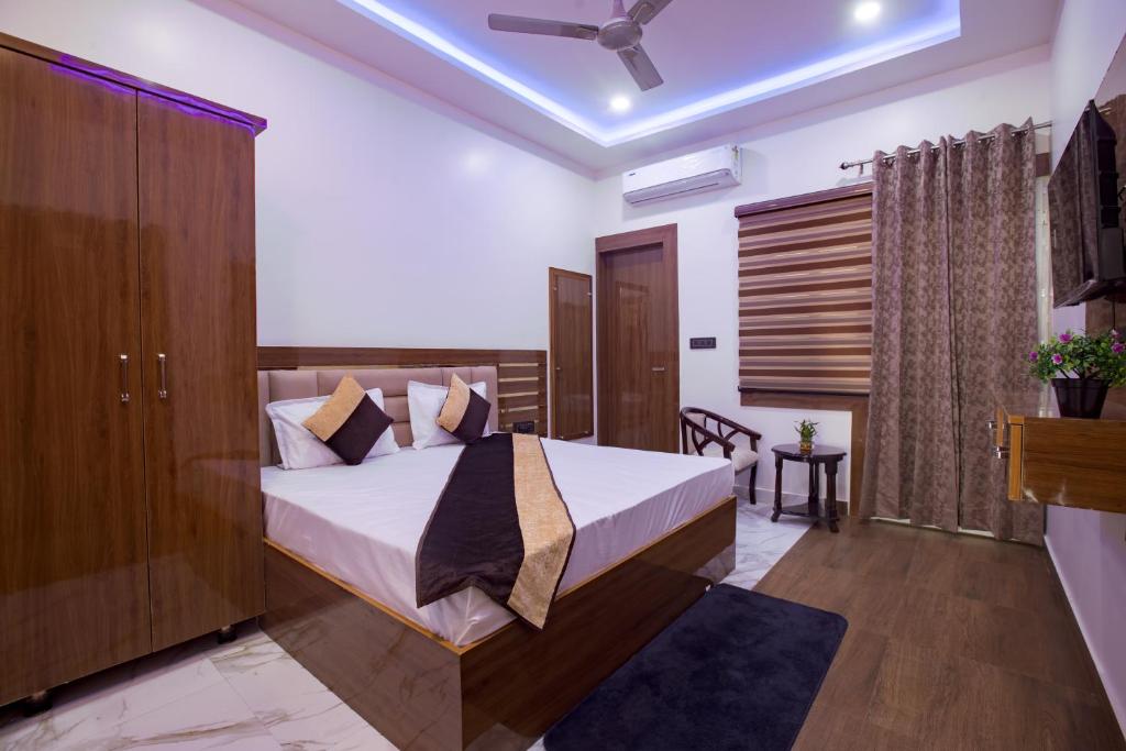 Ένα ή περισσότερα κρεβάτια σε δωμάτιο στο Madhav Residency