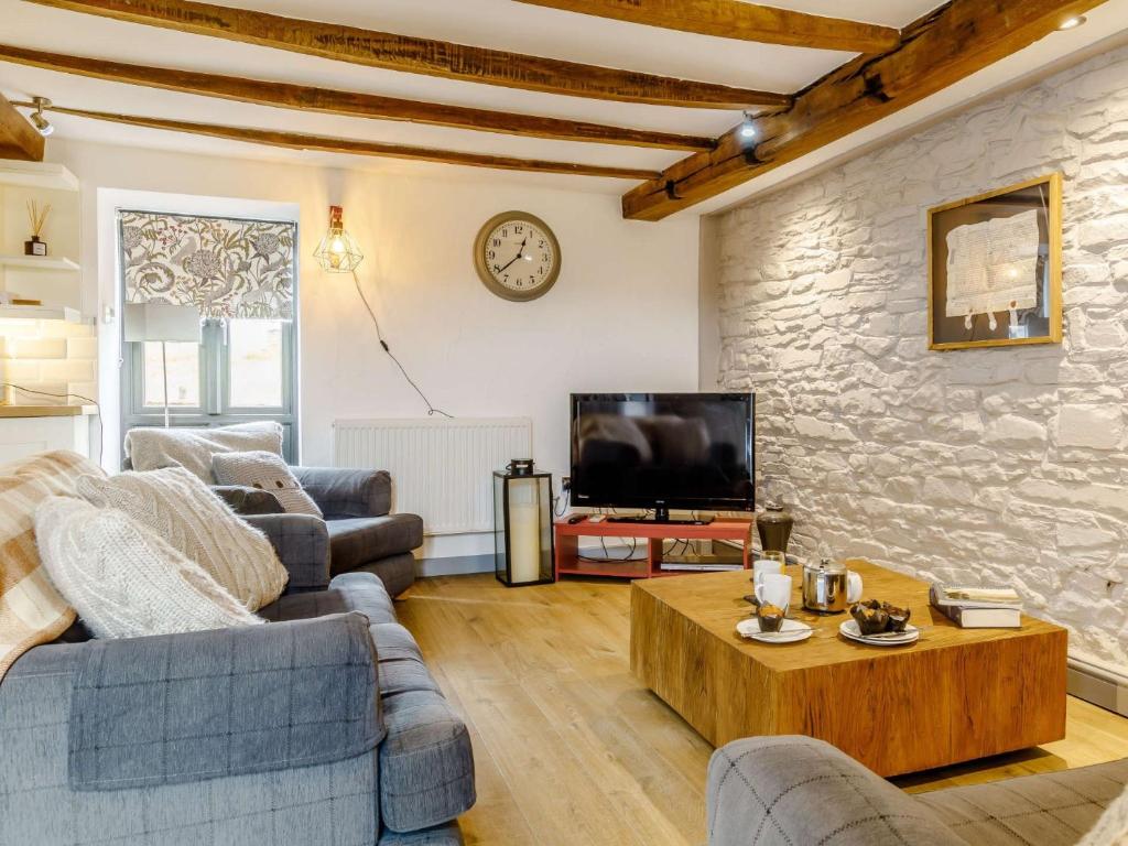 uma sala de estar com dois sofás e uma televisão em 2 Bed in Brecon BN310 em Cray
