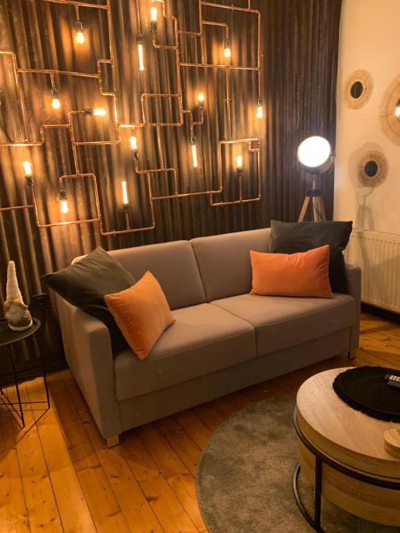 een woonkamer met een bank met verlichting bij Édouard & Richard in Colmar