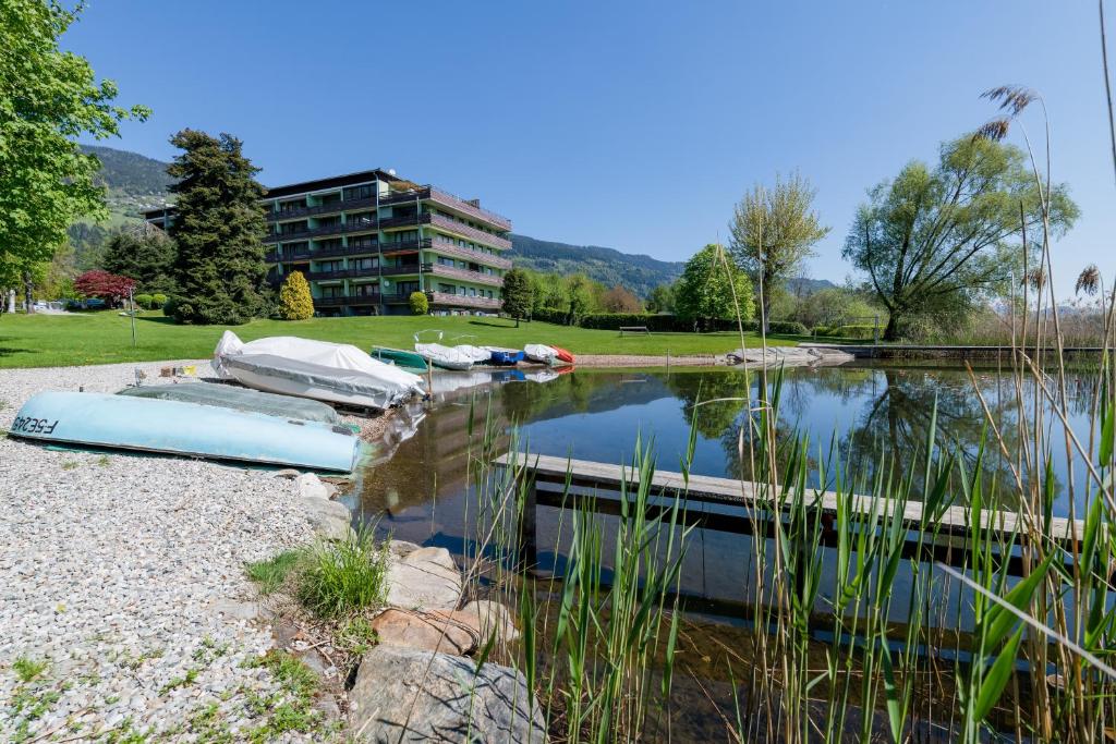 Un par de barcos sentados a un lado de un lago. en George-Beach Apartment Ossiachersee/Gerlitzen, en Bodensdorf