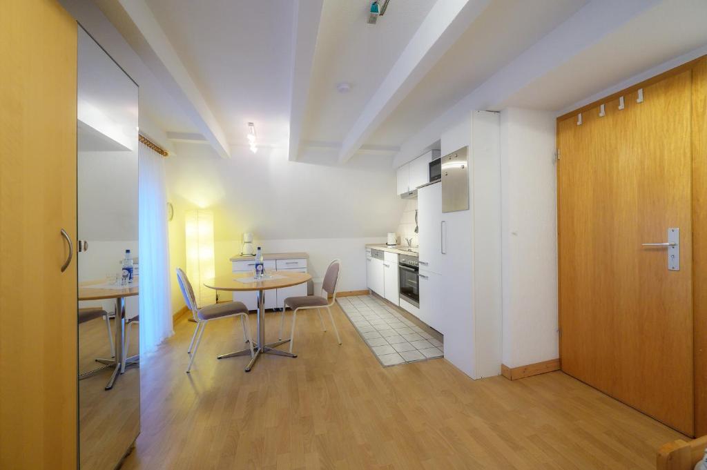 una cucina e una sala da pranzo con tavolo e sedie di Appartment am Kurpark a Lippstadt