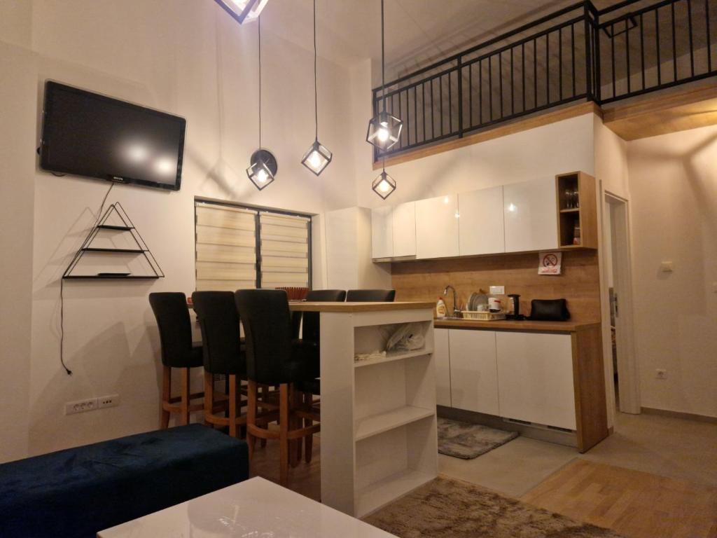 Una cocina con una mesa y sillas en una habitación. en Apartman BJELA, en Bjelašnica