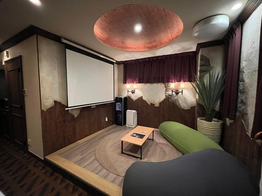 Posezení v ubytování 艶横浜町田店 adult only