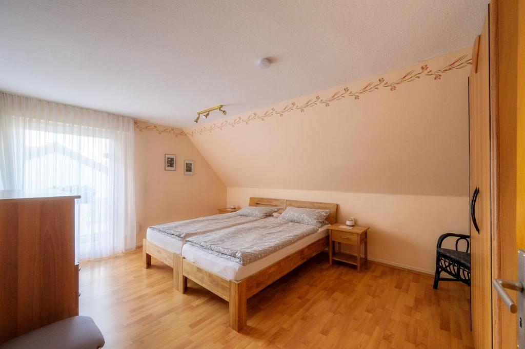 a bedroom with a bed in a room at Wohnung am Kurpark in Lippstadt