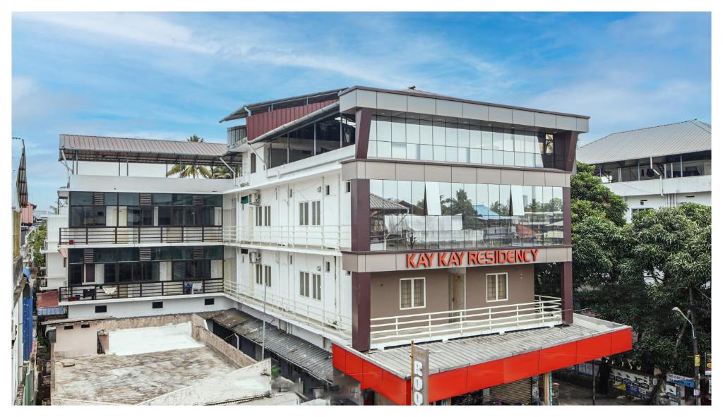 un grand bâtiment blanc avec une résidence fiscale aaji écrite sur celui-ci dans l'établissement Kay Kay Residency, à Cochin