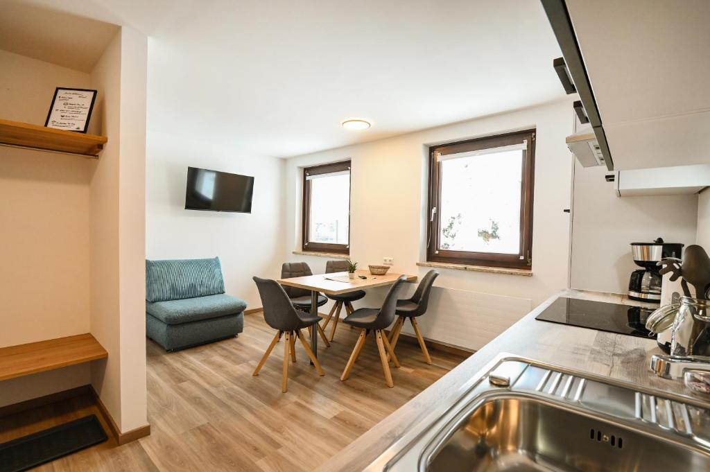 een keuken en eetkamer met een tafel en stoelen bij Club House by Schladming-Appartements in Schladming