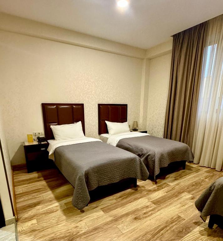 Postel nebo postele na pokoji v ubytování Aura Hotel Tbilisi