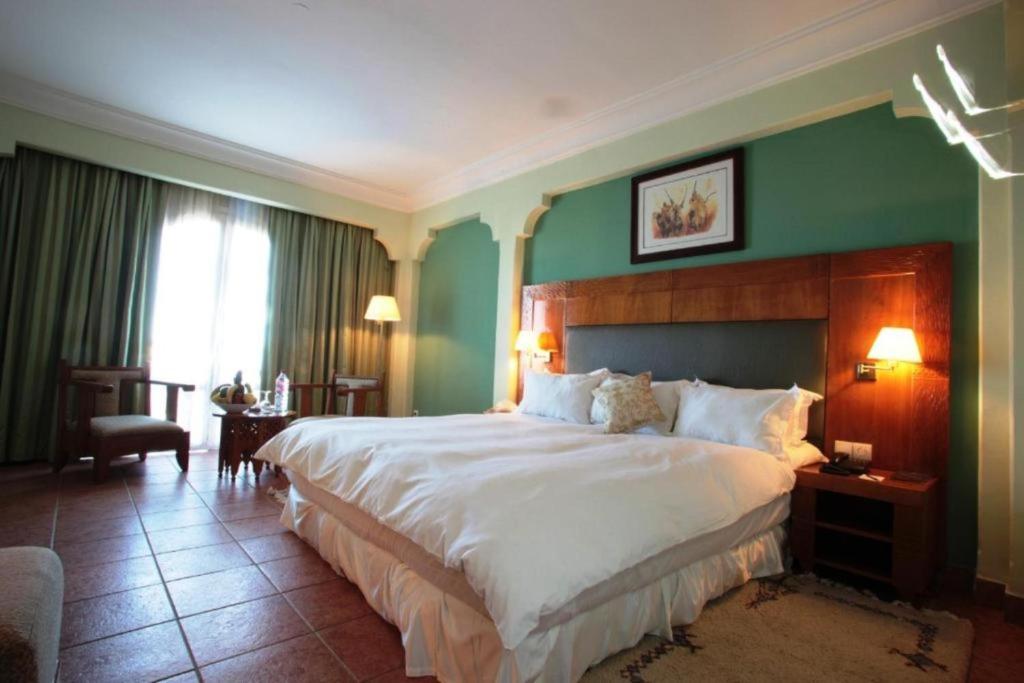 Postel nebo postele na pokoji v ubytování Grand Mogador Menara & Spa