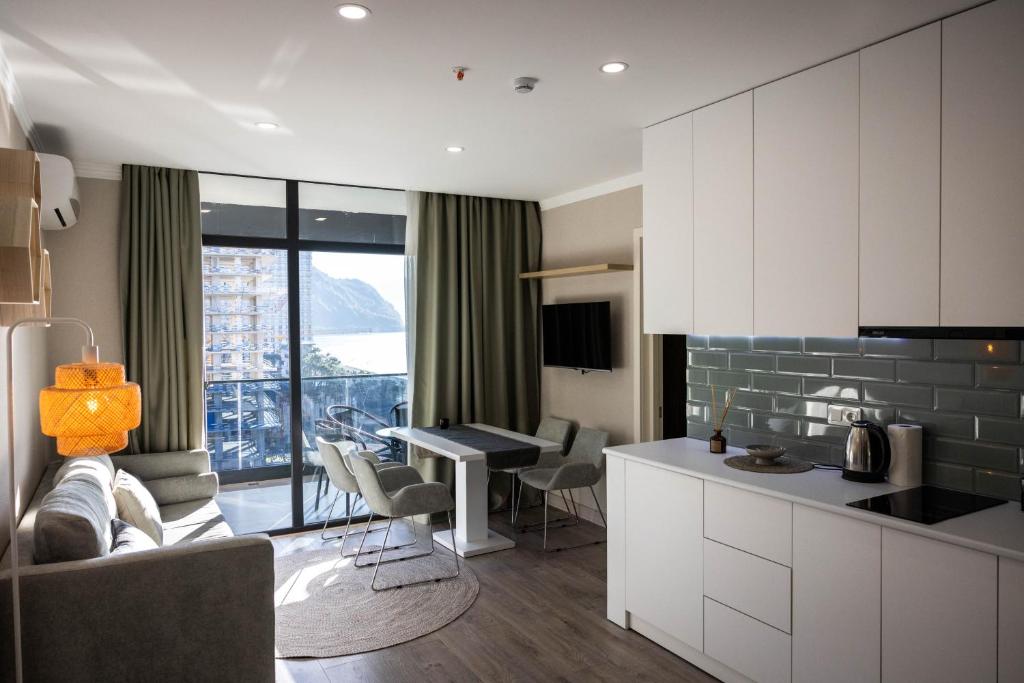 Kuchyň nebo kuchyňský kout v ubytování Green Side Apart Hotel