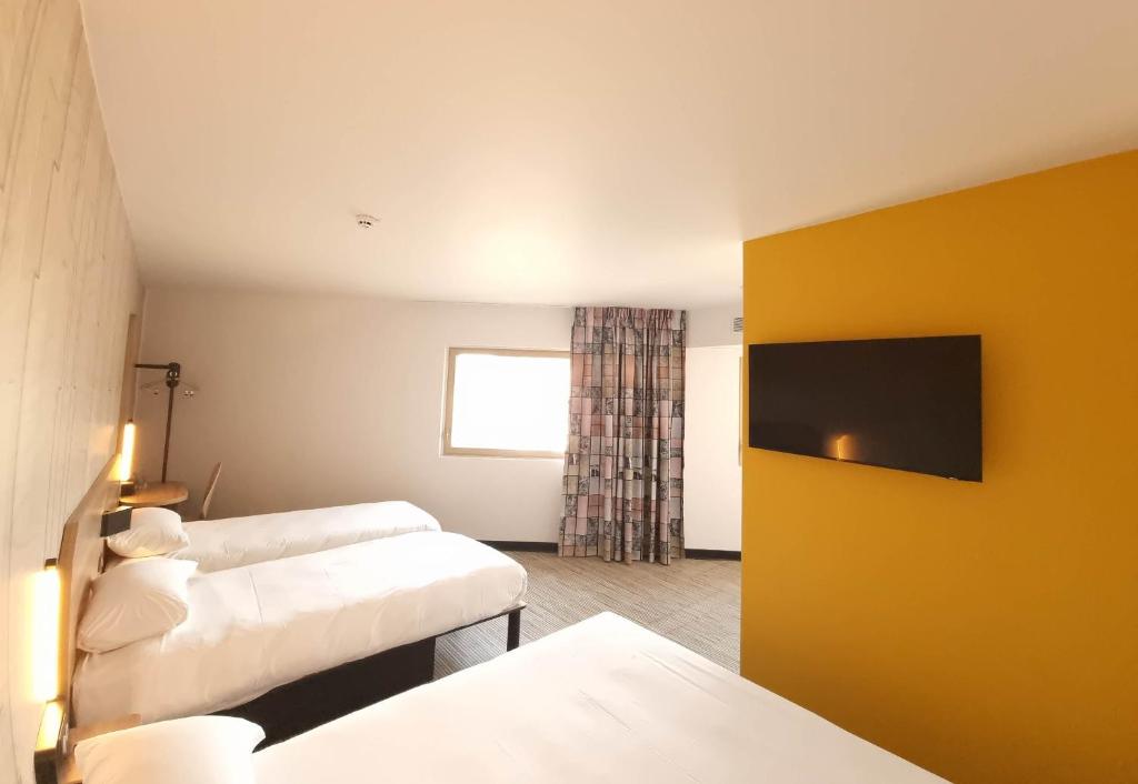 B&B HOTEL Nice Stade Rivieraにあるテレビまたはエンターテインメントセンター