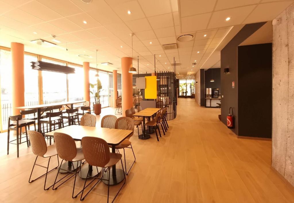 B&B HOTEL Nice Stade Rivieraにあるレストランまたは飲食店