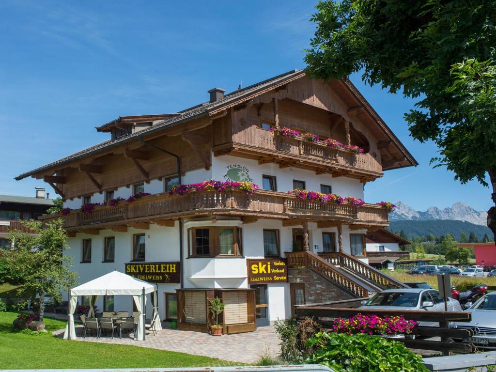 un gran edificio con flores en el balcón en Das Edelweiss en Seefeld in Tirol