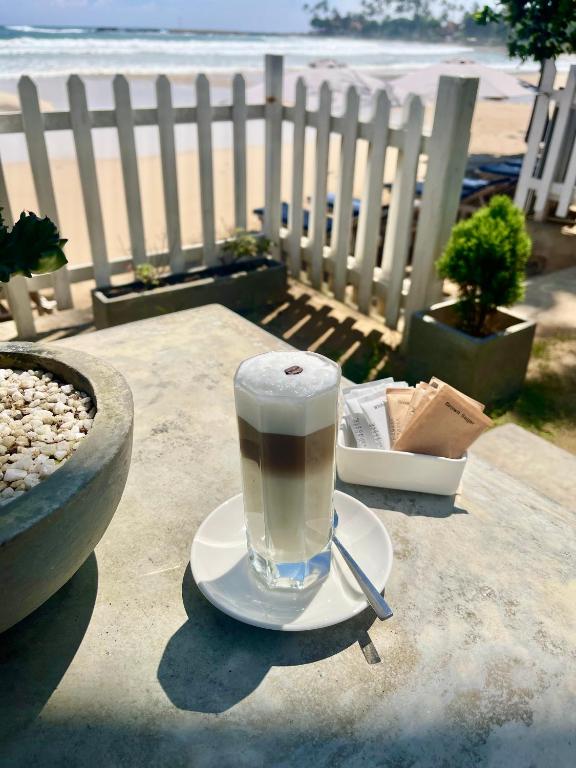 Balkón nebo terasa v ubytování Smeralda Beach Hotel Dikwella