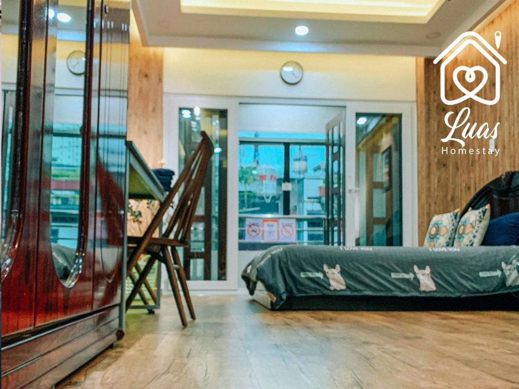 胡志明市的住宿－Luas Cosy Home - The Cosy Chinatown Hideaway，一间房间中间有床的商店