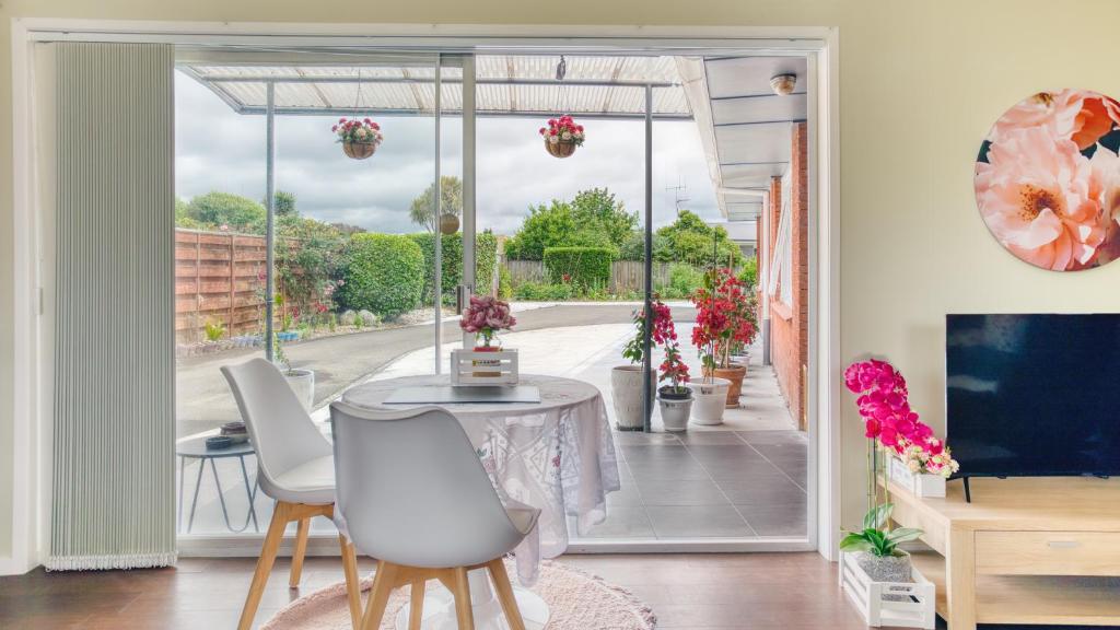 a dining room with a table and chairs at Sweet Home between CBD and University in Hamilton