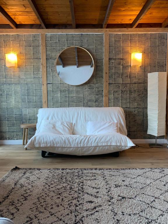 - une chambre avec un lit, un miroir et un tapis dans l'établissement Studio pied des pistes - Carlines, à Uvernet