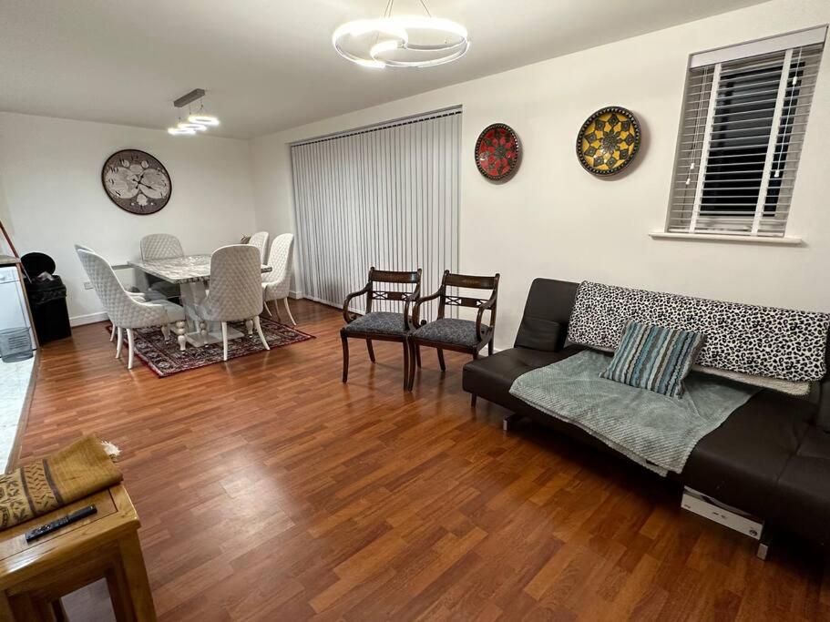 A seating area at Two Bedroom Luxurious Apartment