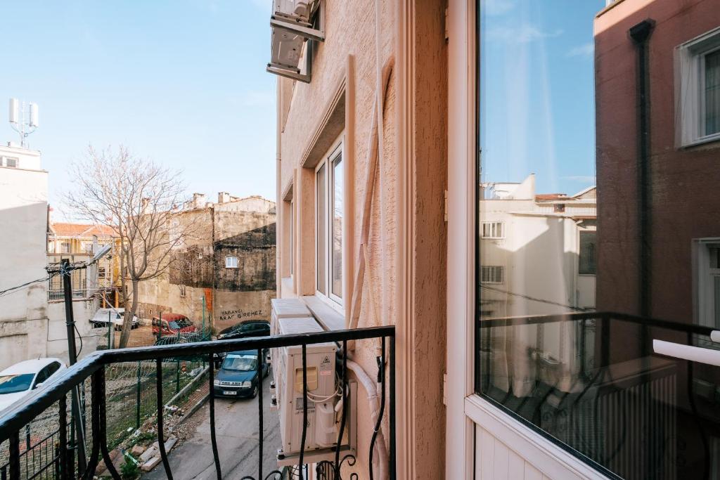 En balkon eller terrasse på Cozy Flat with Balcony in Bursa