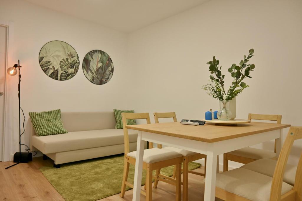 a living room with a table and a couch at For You Rentals Encantadora Vivienda de 3 Dormitorios descubre el Confort que Estabas Buscando DSA434D in Madrid