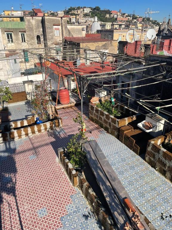 widok na miasto z budynkami w obiekcie Lemon Tree Terrace w mieście Neapol