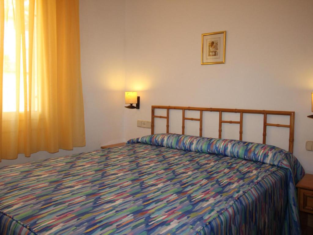 Posteľ alebo postele v izbe v ubytovaní BELLAMAR C - Casa adosada para 10 personas en primera línea de mar en Llançà. - ES-228-18