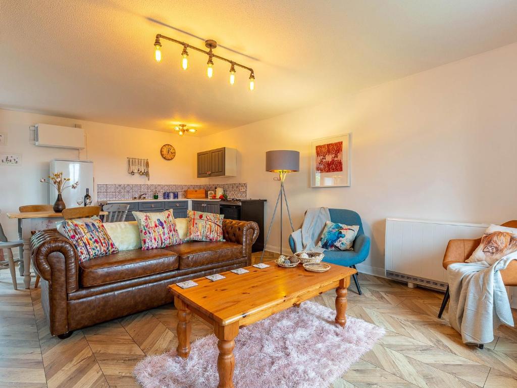 a living room with a couch and a table at 2 Bed in South Molton 78302 in Kings Nympton