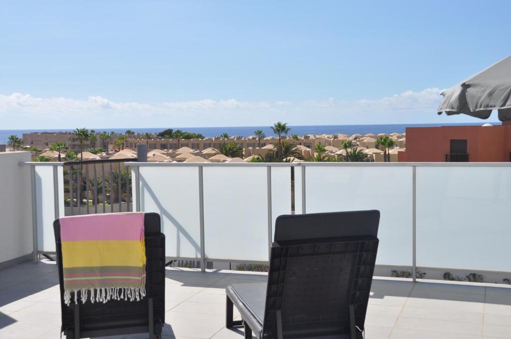 2 stoelen op een balkon met uitzicht op de oceaan bij Great apartment penthouse 2 bedrooms Tejita Beach in El Médano