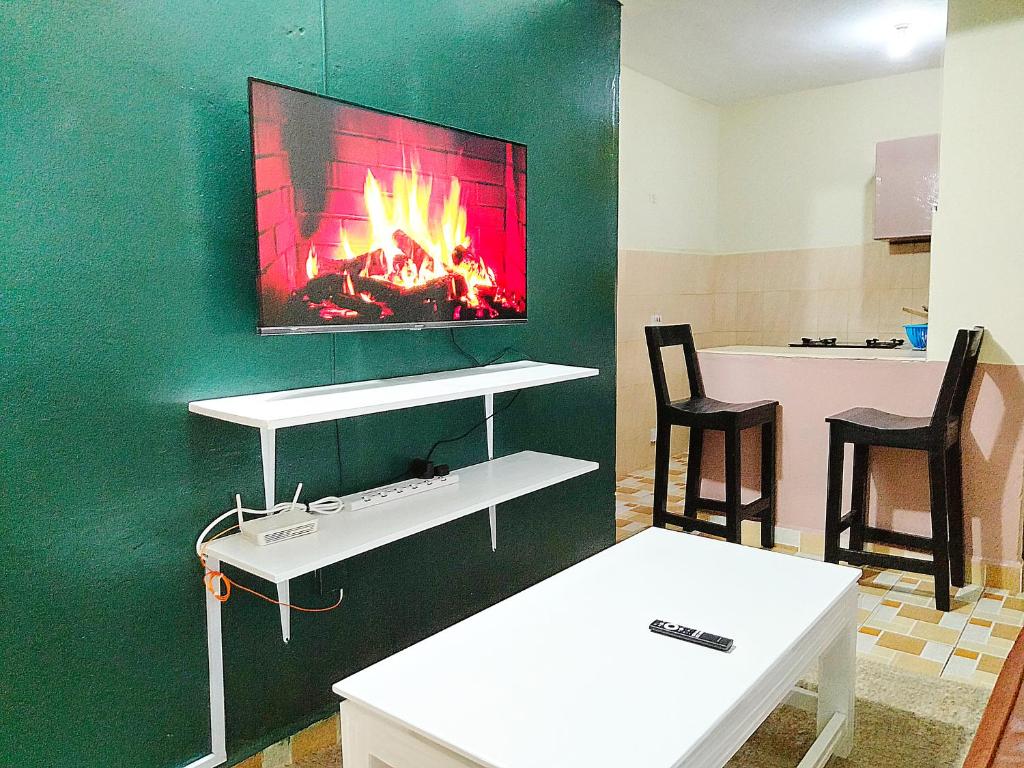 TV a/nebo společenská místnost v ubytování Nanyuki Cozy Haven