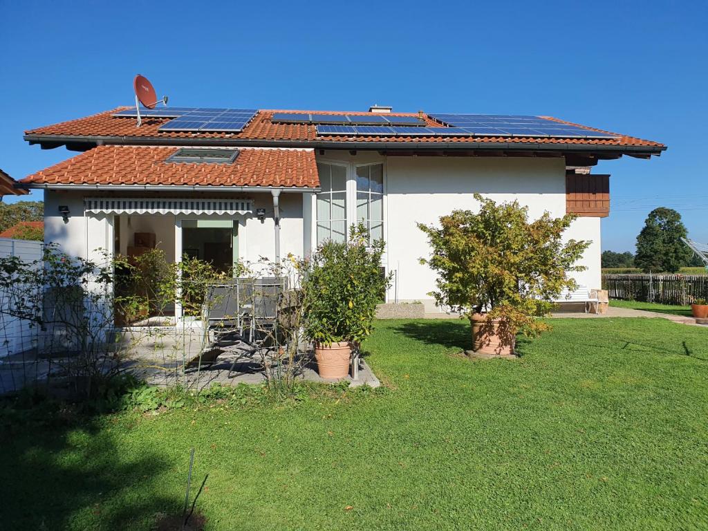 基姆湖畔普林的住宿－Ferienwohnung Filser，屋顶上设有太阳能电池板的房子