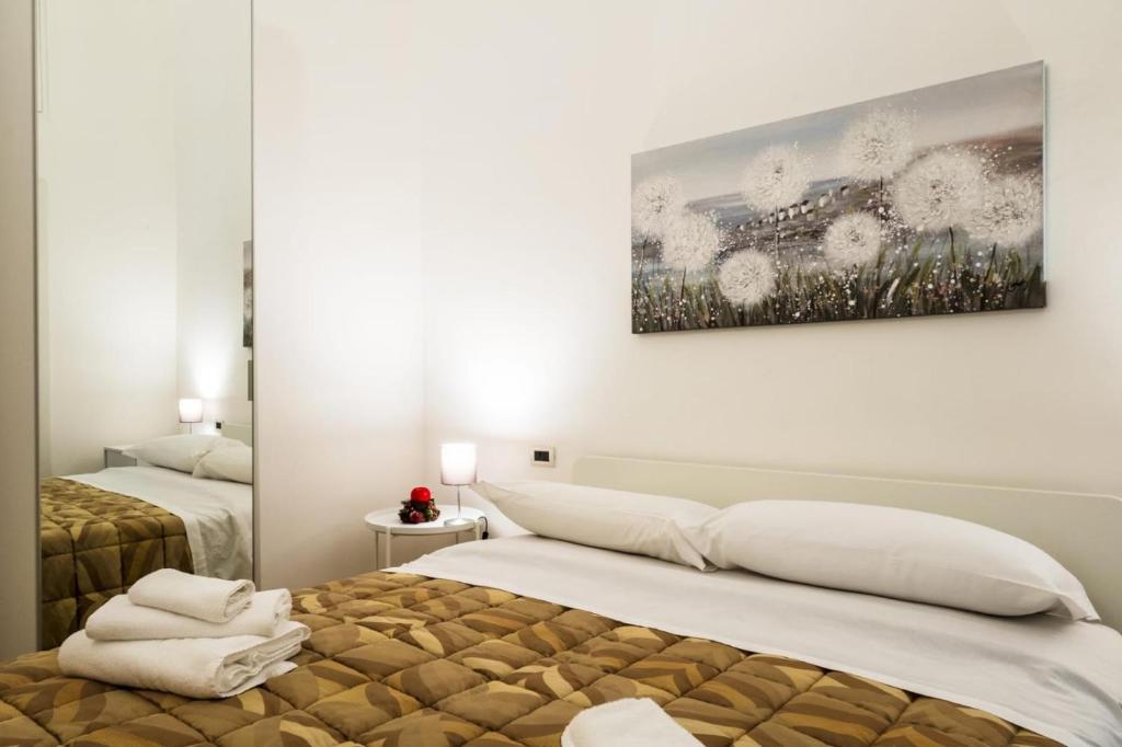 ein Schlafzimmer mit 2 Betten und einem Wandgemälde in der Unterkunft Casa Vacanza La Fornace Matera centro in Matera