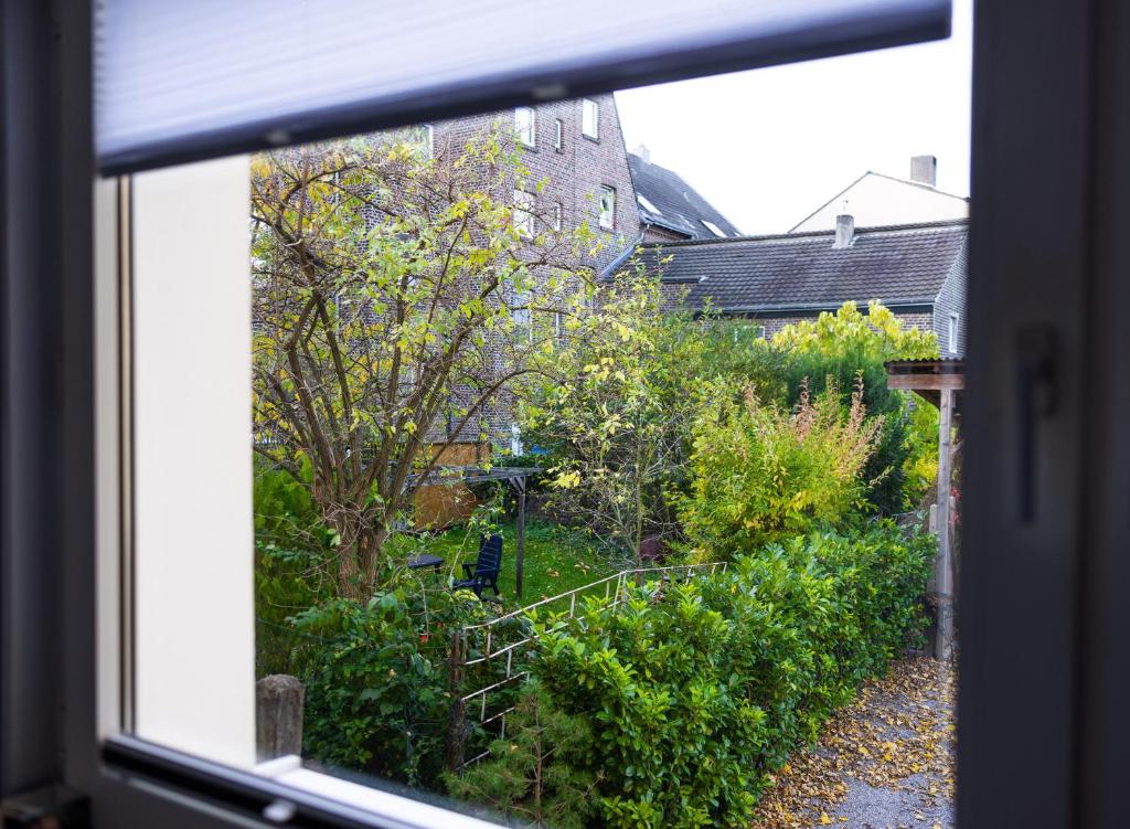 Blick auf den Garten aus dem Fenster in der Unterkunft Exclusive Home Feeling Flat in Ratingen
