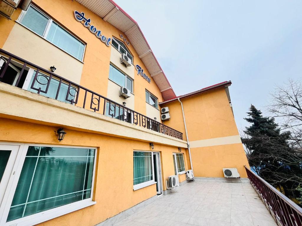 ein Gebäude mit einem Balkon auf der Seite in der Unterkunft Hotel Flora in Drobeta-Turnu Severin