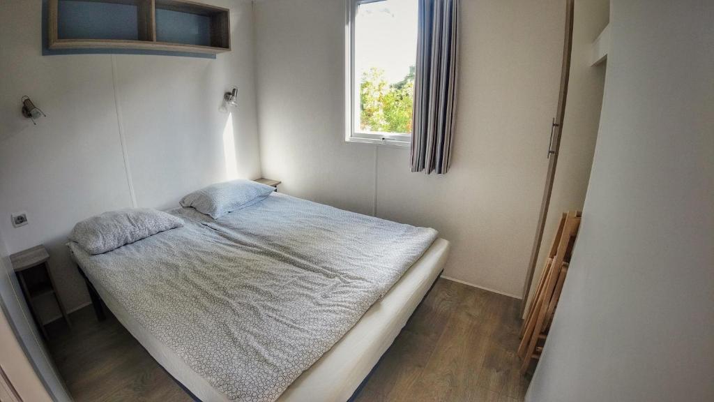 Rúm í herbergi á Camping Prima