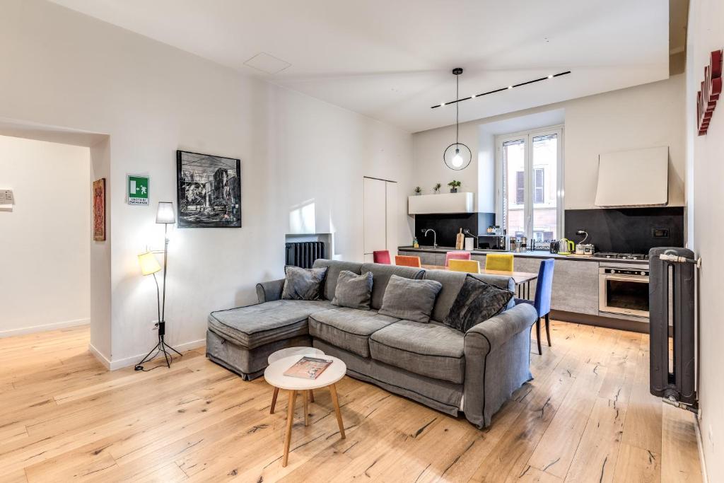 a living room with a couch and a table at Domus in Piazza del Popolo in Rome