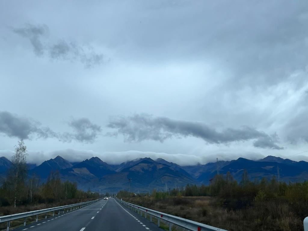 une route vide avec des montagnes au loin dans l'établissement Casuta din Deal, à Ucea de Sus