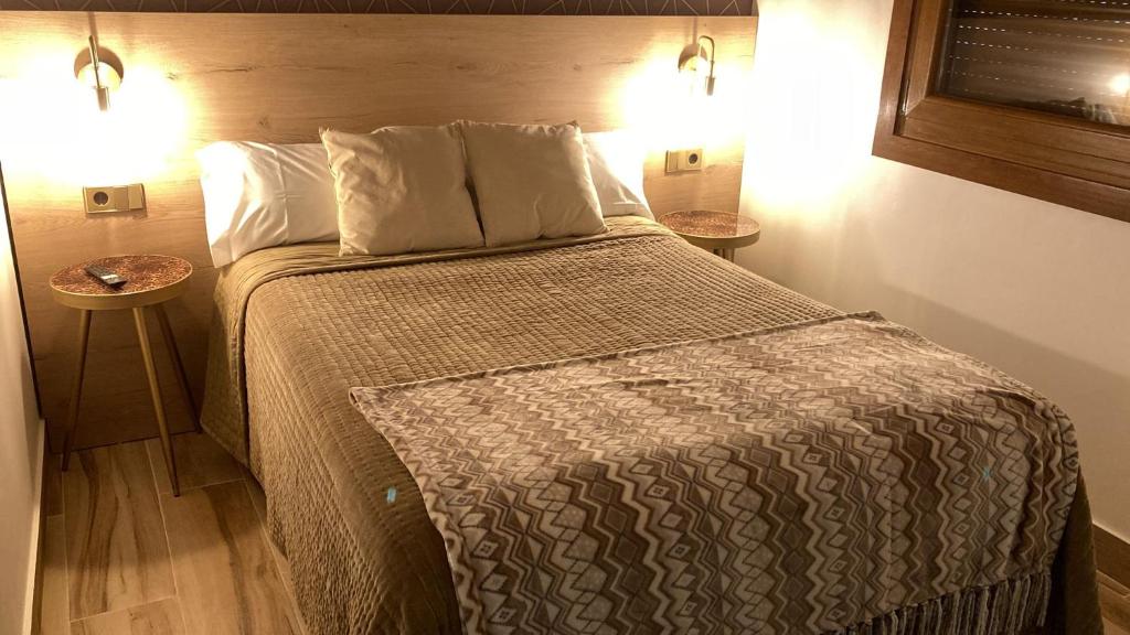um quarto com uma cama com duas mesas e dois candeeiros em Etea-Vigo em Vigo