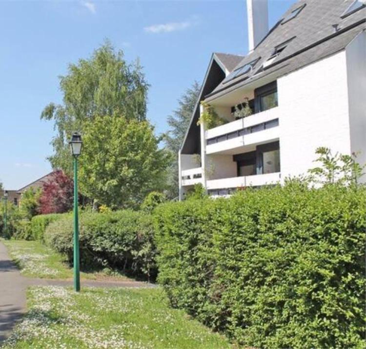 un feu de rue à côté d'un bâtiment blanc dans l'établissement 2 Bedroom Condomium with Terrace & Garden, à Saint-Germain-en-Laye