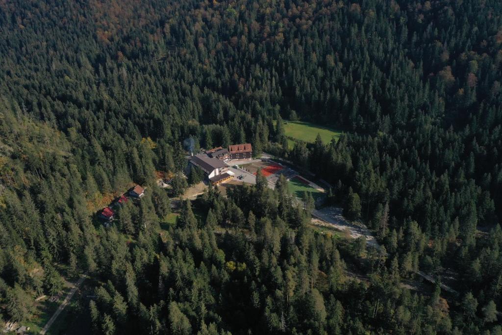 uma vista aérea de uma casa no meio de uma floresta em Hotel Muška voda em Kladanj