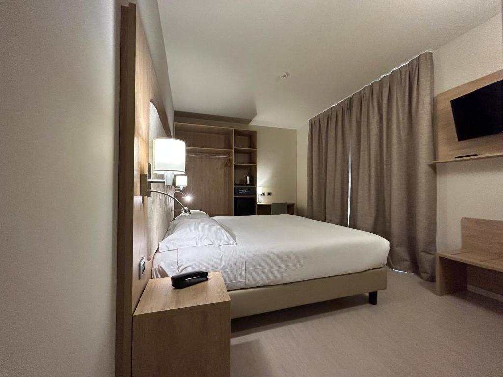 Ένα ή περισσότερα κρεβάτια σε δωμάτιο στο Tower Hotel