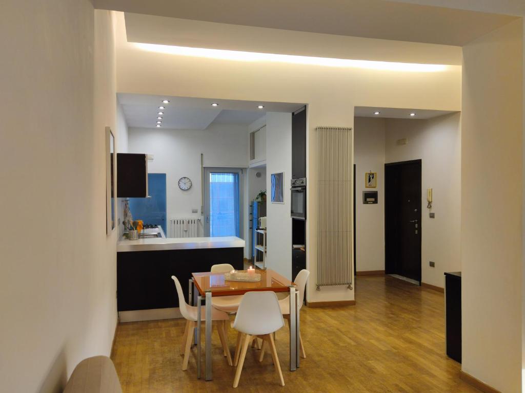 uma cozinha e sala de jantar com mesa e cadeiras em Casa di Roby em Bari