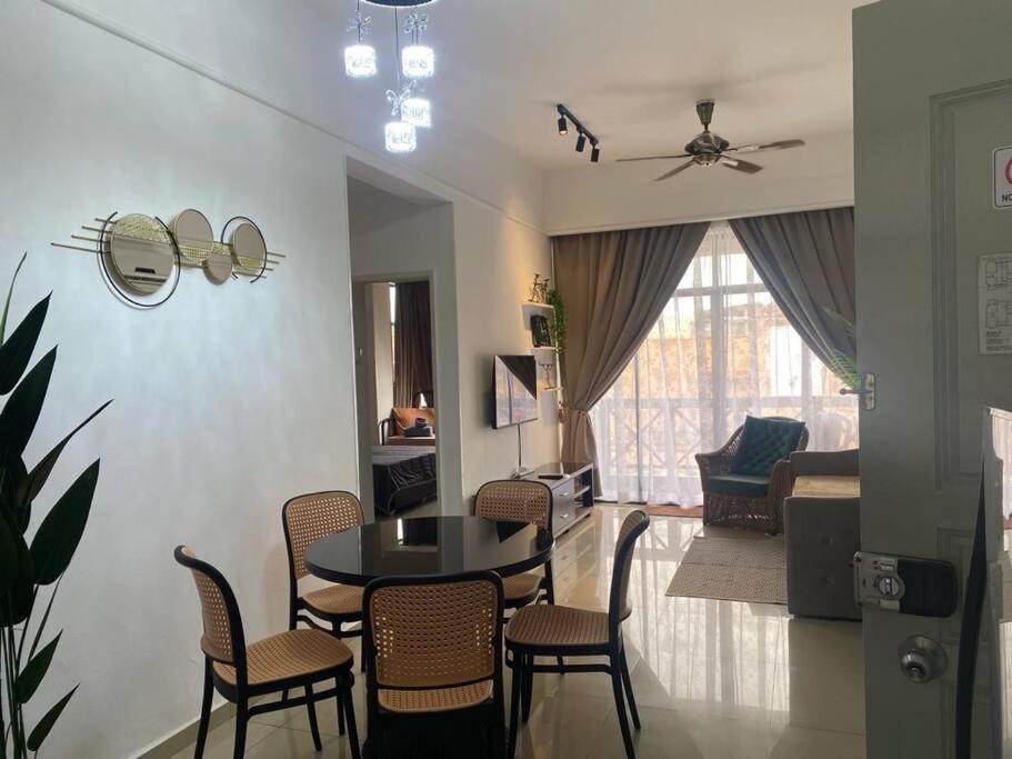 uma sala de estar com mesa e cadeiras em Urban Oasis Retreat em Malaca