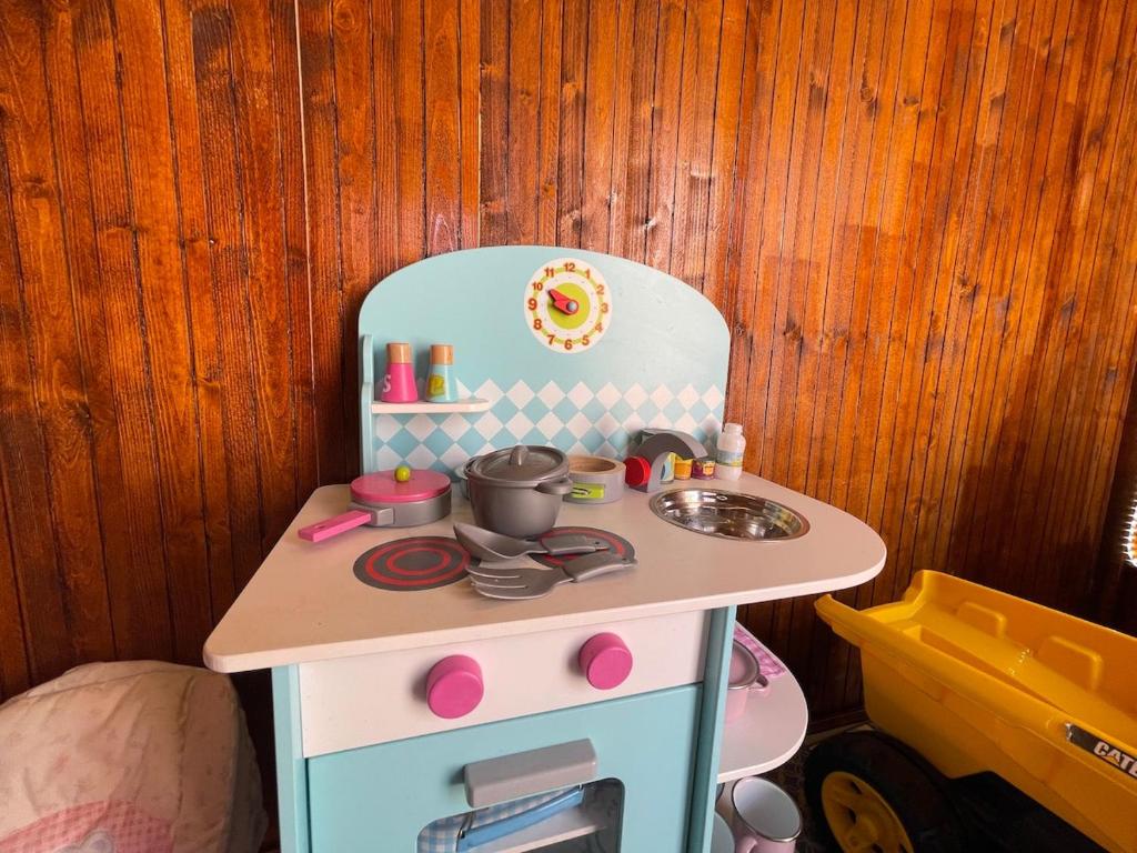 a toy kitchen with a pretend stove in a room at Villa alhabu in Albufeira