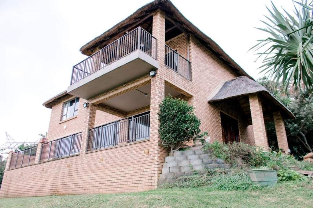 a house with a balcony on the side of it at Carisford Creek in Clansthal