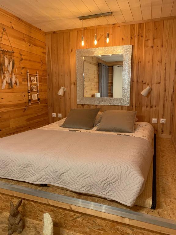 Posto letto in camera in legno con specchio. di Les Chapeliers de St Pons a Saint-Pons