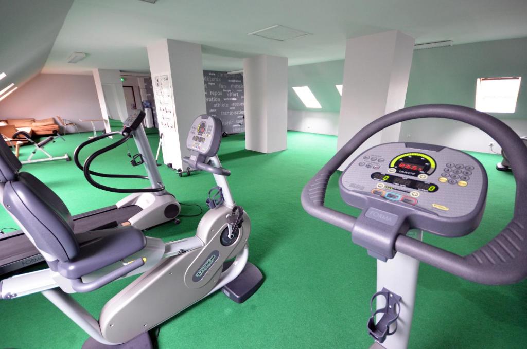 Fitness centrum a/nebo fitness zařízení v ubytování Kyriad Dijon Est Mirande