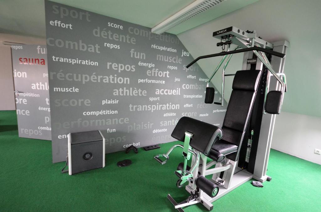 Fitness centrum a/nebo fitness zařízení v ubytování Kyriad Dijon Est Mirande