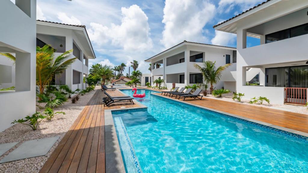 une image d'une villa avec une piscine dans l'établissement Palm Suite - Newly constructed poolside apartment just minutes from the beach, à Jan Thiel