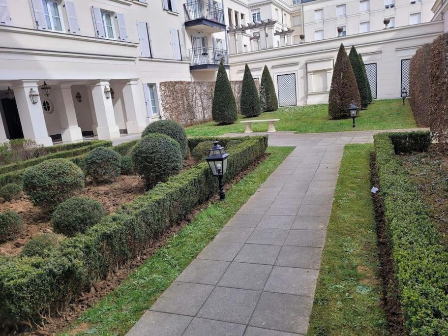 a walkway in front of a building with bushes at Le Nuage d&#39;Arianne*Vale d&#39;Europe *Disney*Paris in Chessy